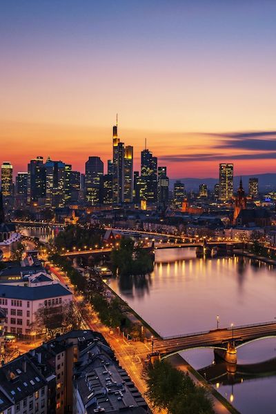 Mitteldeutschland Blick auf die Frankfurter Skyline bei Sonnenuntergang über dem Main.
