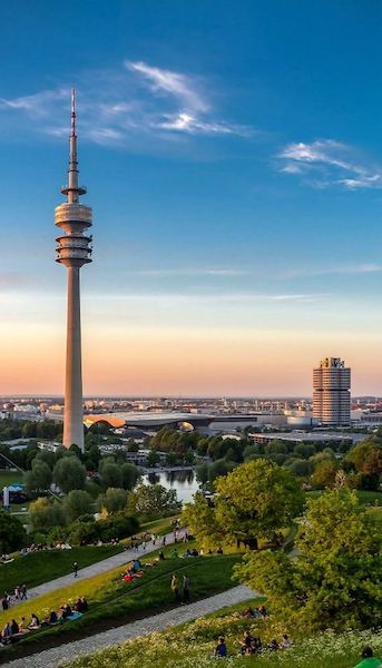 Süddeutschland Fernsehturm in München mit Blick auf den Olympiapark bei Sonnenuntergang.